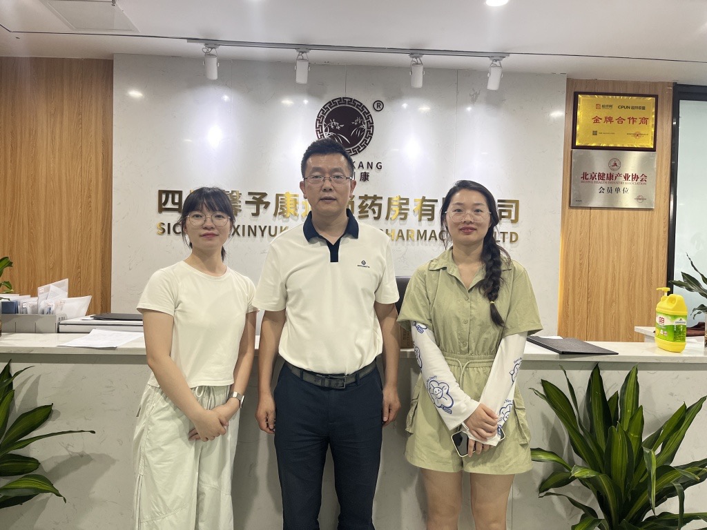 智慧健康与管理学院教师走访四川馨予康连锁药房有限公司