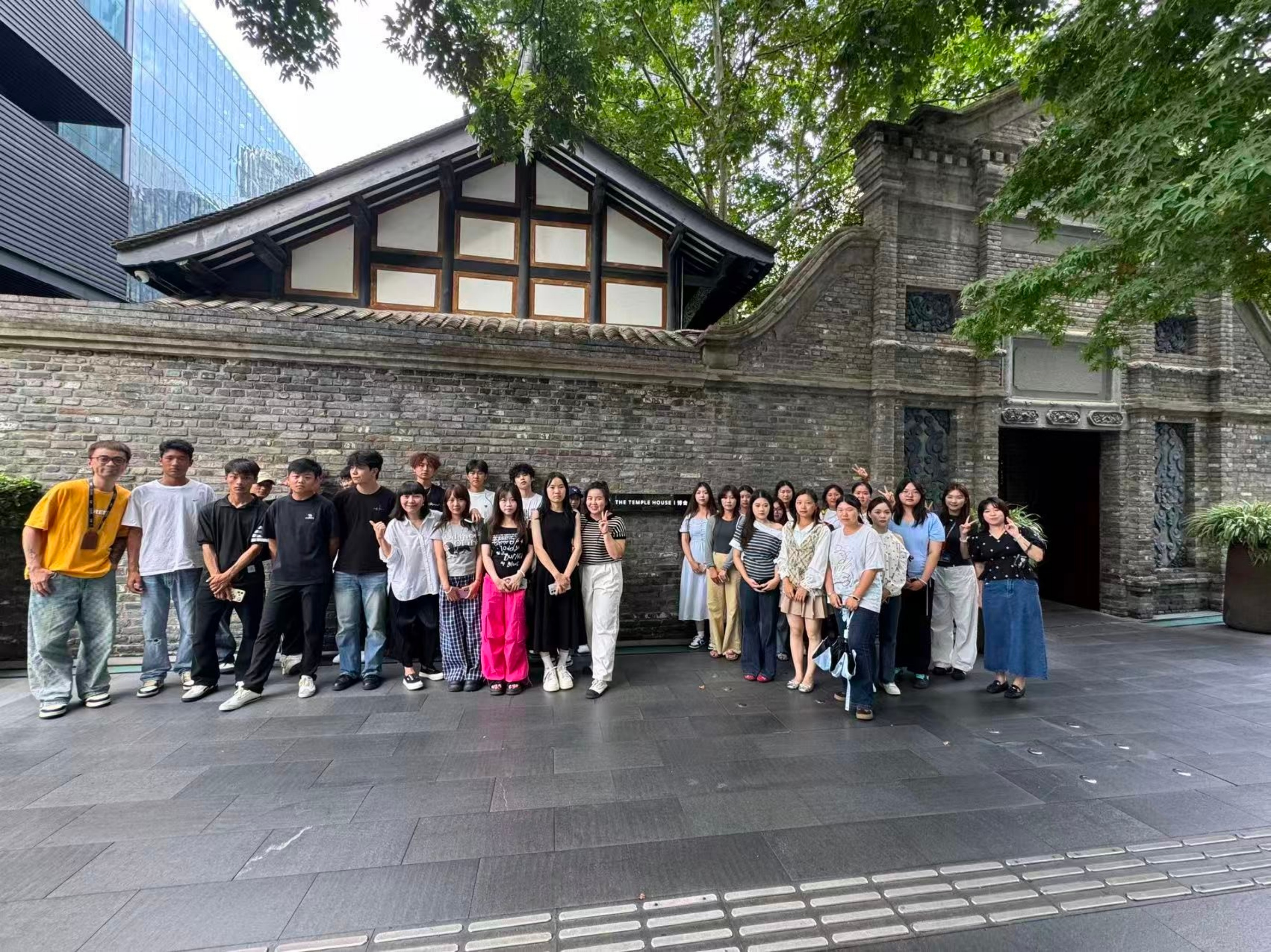 2025级酒店管理与数字化运营专业学生走进成都博舍酒店进行入学教育
