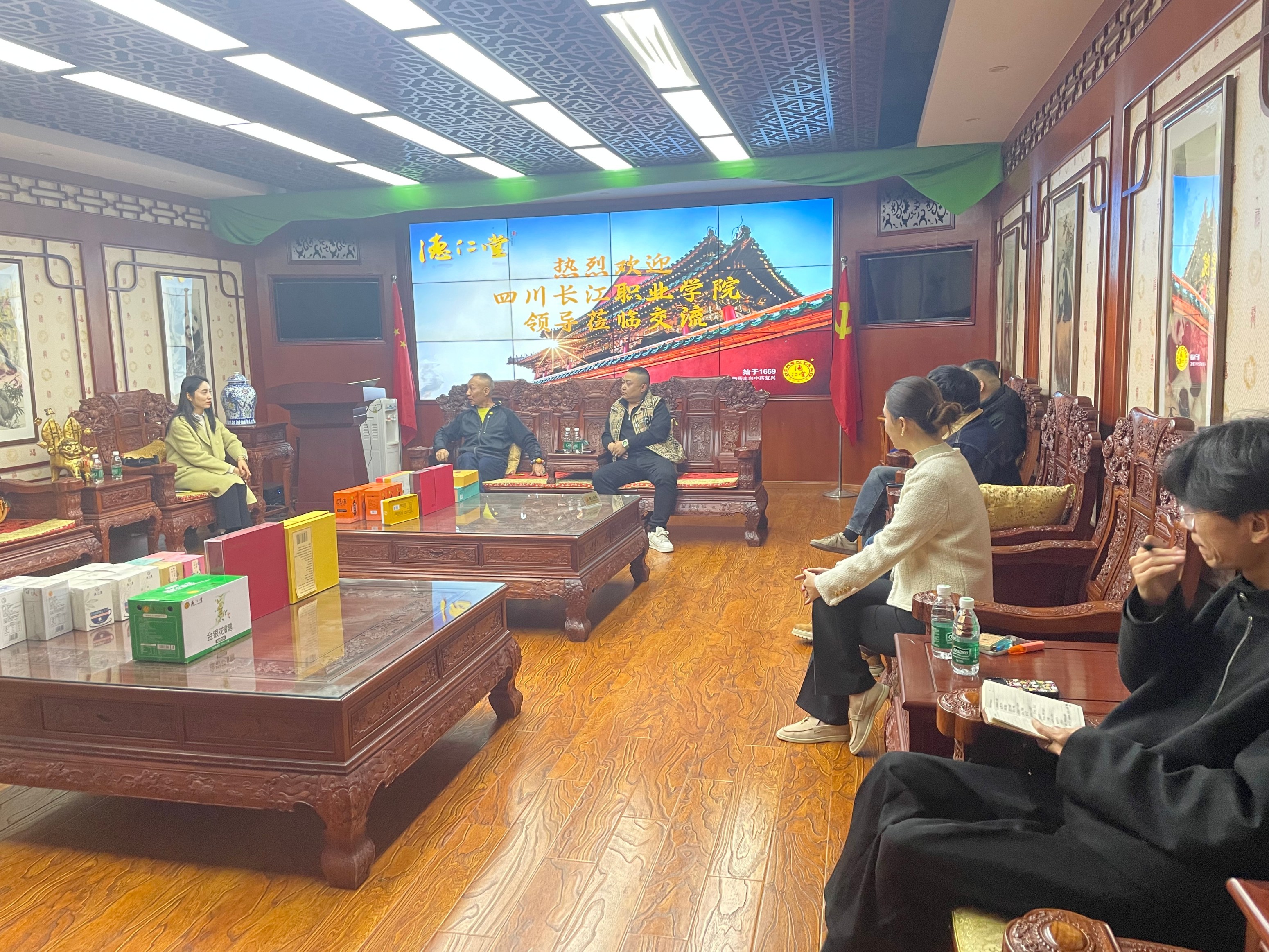 智慧健康与管理学院教师赴德仁堂控股集团参访交流共商校企合作新篇章